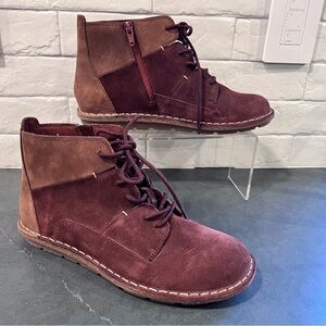 Clarks sz 8 Tamitha Key mahogany suede laceup ankle boots